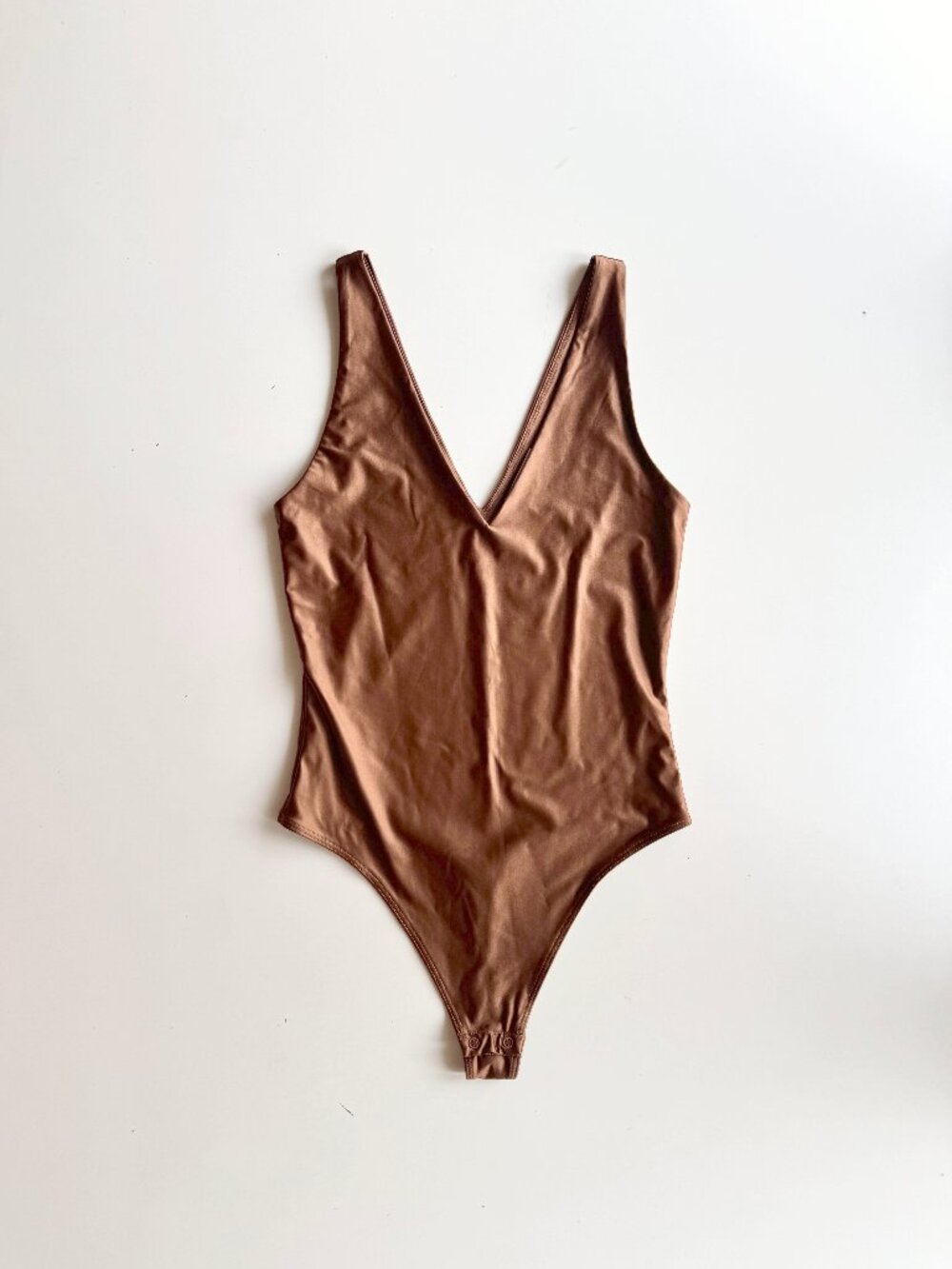 NWOT Aritzia BABATON Satinette Epicurean Brown V-Neck Thong Bodysuit, Size XS